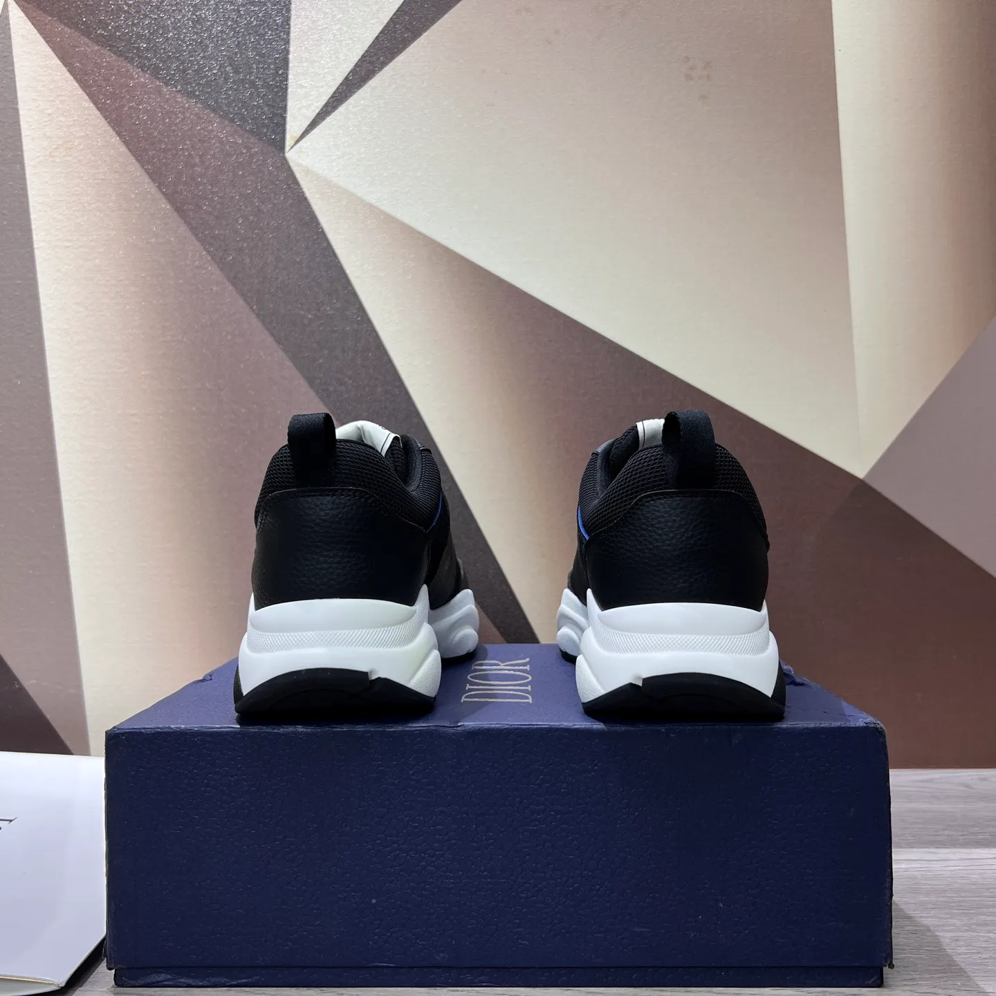 Factory price: 438💰Original Dior quality.~ Unique modern style sneakers. 🏃A must-have casual shoe for trendy men😍😍 Imported cowhide fabric, sheepskin foot pads (refuse to discolor and grind feet) soles: Original soles specially provided by the original factory, French lazy style design ⚠️Fit to the feet, original quality, super comfortable original soles. It’s like shooting the real thing🎬The real thing is better, high-quality sneakers, men’s shoe size: 38-44, (45 can be customized)